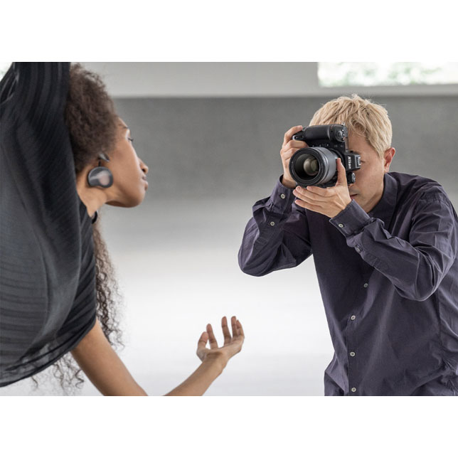  Sharper handheld shooting. Up to 6.0-stops of compensation.